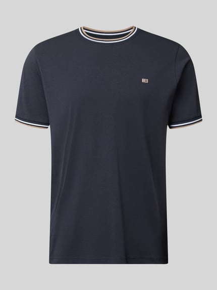 Produktfoto, T-Shirt mit Kontraststreifen und Rundhalsausschnitt von Christian Berg Men im Regular Fit aus Baumwoll-Elasthan-Mix, dunkelblau mit weißen Kontraststreifen am Kragen und den Ärmeln, glatte Textur, Rückenlänge bei Größe M 71 cm.