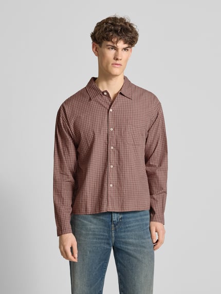 Männermodel trägt Regular Fit Freizeithemd mit Kentkragen von Jack & Jones aus reiner Bio-Baumwolle, Modell AUSTIN, Ganzkörperansicht von vorne