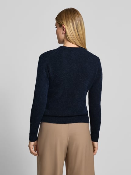Frauenmodel trägt Regular Fit Cardigan aus Woll-Alpaka-Mix Modell 'NOR' von Samsøe Samsøe in Dunkelblau, Strick-Optik, Ganzkörperansicht Rückansicht.