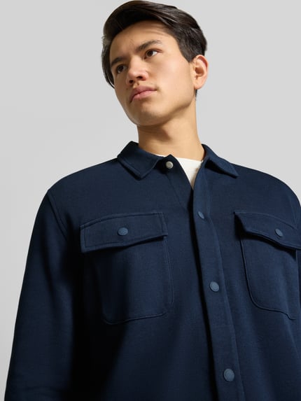 Männermodel trägt Relaxed Fit Hemdjacke aus reiner Baumwolle von Marc O'Polo Denim in Dunkelblau, Sweatstoff, Nahaufnahme Oberkörper