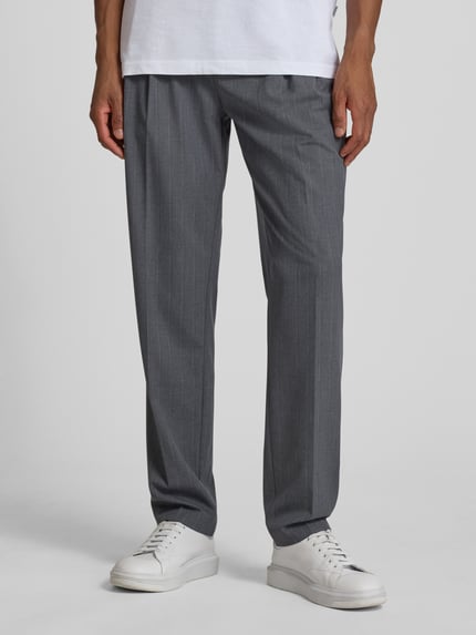 Männermodel trägt Straight Fit Stoffhose mit Bügelfalten Modell 'Marc' von Casual Friday im Elastischer-Material-Mix mit Viskose-Anteil, Bundweite 45 cm, Innenbeinlänge 81 cm, graues Design mit dezentem Streifenmuster, Nahaufnahme Unterkörper, Ansicht von vorne.