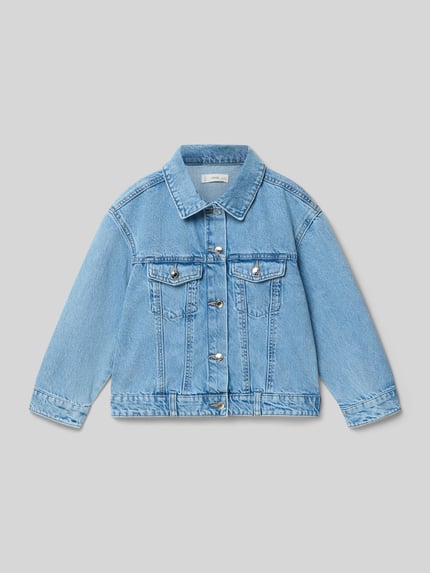 Produktfoto, Regular Fit Jeansjacke mit Umlegekragen Modell 'Alice' von Mango, kinder, Reine Baumwolle, Brusttaschen, durchgängige Knopfleiste, Rückenlänge 49 cm, Schulterbreite 44 cm, Ärmellänge 42 cm, hellblaue Denim-Struktur, klare Nähte und silberfarbene Knöpfe.