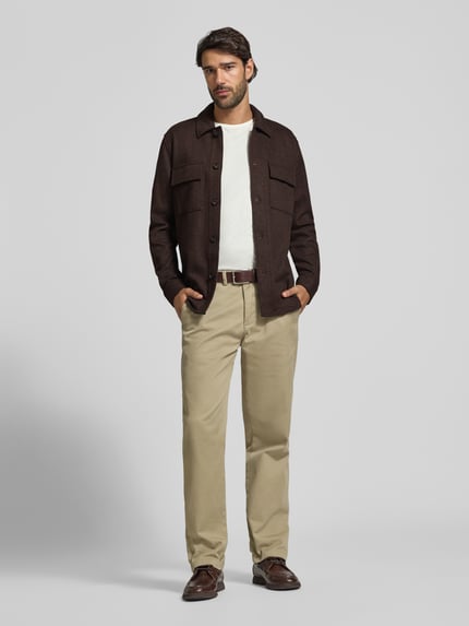 Męski model nosi Regular Fit Hemdjacke mit Kentkragen und Brusttaschen von Profuomo, brąz, materiały mieszane z wełną, guziki, kieszenie na piersi, krój regular fit, długość pleców w rozmiarze M: 76 cm, pełny widok z przodu.