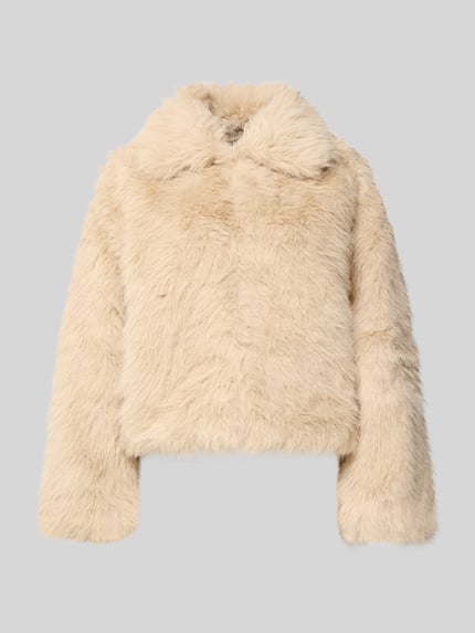 Produktfoto, Jacke uit imitatiebont model 'EVIE' van Noisy May, regular fit, platte kraag, beige structuur, zachte textuur. Ruglengte maat S 68 cm, schouderbreedte 52 cm, borstwijdte 55 cm, mouwlengte 60 cm.