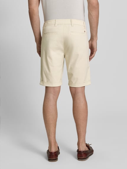 Männermodel trägt Chino Shorts mit Gesäßleistentaschen von Lerros in Beige, Baumwoll-Mix, elastischer Bund, Ganzkörperansicht Rückansicht.
