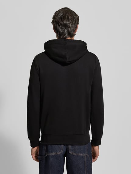Männermodel trägt Sweatjacke mit Reißverschluss von LACOSTE in Schwarz aus Baumwoll-Mix, Regular-Fit, gerippte Abschlüsse, Rückenansicht.