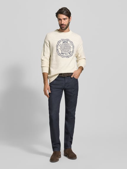 Männermodel trägt Regular Fit Strickpullover aus Woll-Mix Modell 'KERBERT' von BOSS Orange, effen, labelstiksel, ronde hals, geribbelde zoom, lange mouw, intarsia, materiaal wolmix, geheellichaamsaanzicht van voren