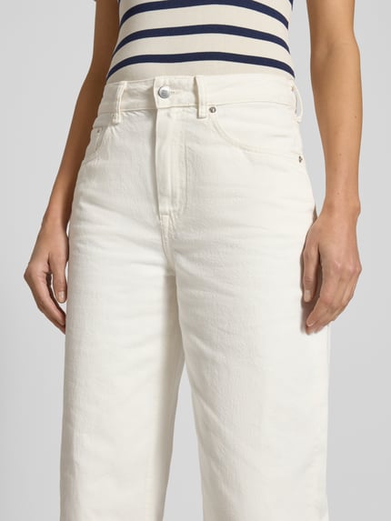 Kobiece model prezentuje Relaxed Fit Jeans aus reiner Baumwolle od Tommy Hilfiger, jednolity kolor, sztywny denim, średni stan, 5 kieszeni, zbliżenie na górną część ciała.