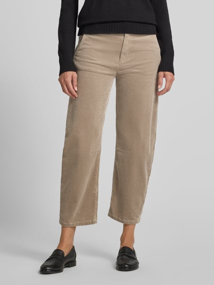 Vrouwenmodel draagt beige corduroy broek met Franse steekzakken van Christian Berg Woman, katoenmix met stretch, barrel fit, knoop- en ritssluiting, achterzakken, bandwijdte maat 36: 40 cm, binnenbeenlengte maat 36: 64 cm, detailopname onderlichaam, voorkant.