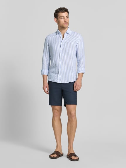 Männermodel trägt Slim Fit Business-Hemd mit Kentkragen von SEIDENSTICKER, zuiver linnen, all-over look, ruglengte maat 40: 76 cm, schouderbreedte: 40 cm, mouwlengte: 76 cm, ganzkörperansicht von vorne