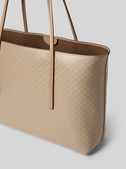 Produktfoto, Tote Bag met all-over logoprint van CK Calvin Klein in lichtbeige, ruim hoofvak, smalle draagbanden, reliëflogo-structuur, 40x28x13 cm, schouderbandlengte 68 cm.