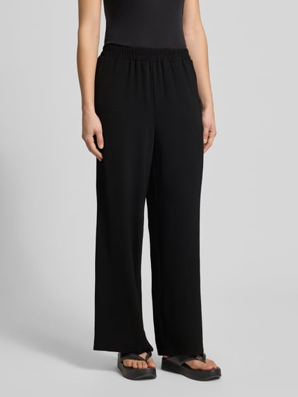 Frauenmodel trägt Weite Hose in Crêpe-Verarbeitung Modell 'TIFFANY' von Pieces, Optik: Unifarben, Passform: Wide Leg, Bundabschluss: elastisch, Taschen: seitliche Eingrifftaschen, Materialverarbeitung: Crêpe, Ganzkörperansicht von vorne.