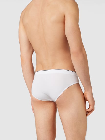 Męski model nosi Slip mit elastischem Bund im 3er-Pack von MCNEAL, biały, mieszanka bawełny i elastanu, dopasowany krój, widok z tyłu.