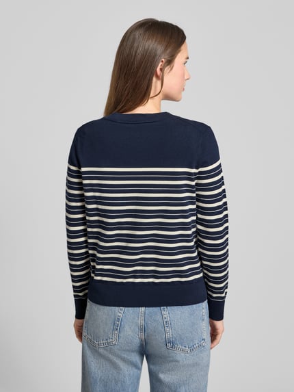 Frauenmodel trägt Regular Fit Strickjacke aus Baumwoll-Mix von Tommy Hilfiger, Optik: Allover-Muster, gestreift, Feinstrick, Ganzkörperansicht Rückansicht.