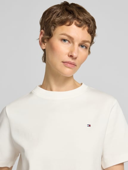 Vrouwenmodel draagt Boxy Fit T-shirt uit puur katoen van Tommy Hilfiger, look: effen kleuren, gestikt logo, ronde hals, korte mouw, interlock, Nahaufnahme bovenlichaam