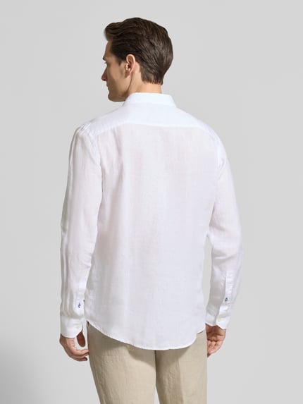 Männermodel trägt weißes Casual Fit Freizeithemd aus Leinen von OLYMP Level Five mit Kentkragen und Knopfleiste, Rückenansicht, Kontext: Rückenlänge bei Größe M beträgt 77 cm, Schulterbreite 49 cm, Ärmellänge 67 cm.