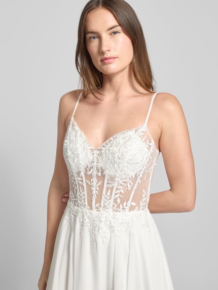 Vrouwenmodel draagt Regular Fit Brautkleid mit floralem Spitzenbesatz van Luxuar, wit, semi-transparant, spaghetti bandjes, Nahaufnahme bovenlichaam.