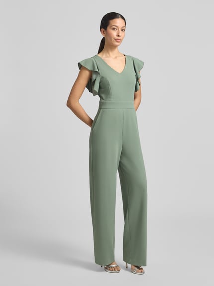 Vrouwenmodel draagt Regular Fit Jumpsuit met ruches van Swing in groen, elastische materiaalmix, getailleerd, mouwloos, V-hals, ganzichaamsvooraanzicht. Ruglengte maat 36: 32 cm, borstwijdte: 42 cm, mouwlengte: 11 cm, totale lengte: 150 cm, binnenbeenlengte: 83 cm.