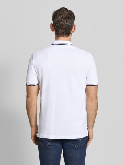 Mężczyzna nosi Regular Fit Poloshirt mit Kontraststreifen von Christian Berg Men, biała bawełna, krój regular fit, całkowity widok z tyłu.
