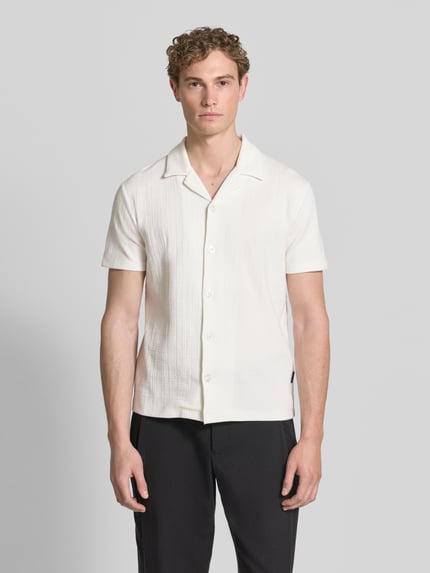 Männermodel trägt Regular Fit Freizeithemd aus Baumwoll-Mix Modell '11 FILIP' von Strellson, Optik: Unifarben, Jacquard, Nahaufnahme Oberkörper.