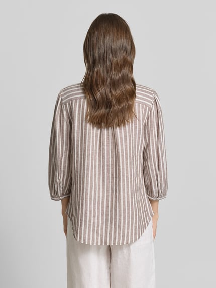 Frauenmodel trägt Regular Fit Hemdbluse aus Leinen-Viskose-Mix Modell 'VIOLET' von Brax, gestreift, Flammgarn, 3/4-Arm, Ganzkörperansicht Rückansicht.