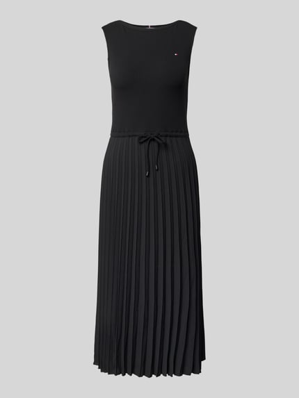 Produktfoto, Slim Fit Midikleid aus Viskose-Mix von Tommy Hilfiger, dames midi-jurk, look: effen kleuren, plissérok, gestikt logo