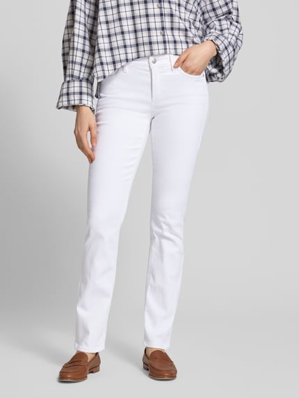 Frauenmodel trägt Straight Fit Jeans im 5-Pocket-Design Modell 'PIPER LONG' von Cambio aus weißem Baumwoll-Mix, Nahaufnahme Unterkörper.