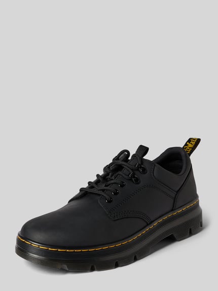 Produktfoto, schwarze Schuhe aus echtem Leder Modell 'Reeder' von Dr. Martens mit Schnürverschluss, profilierter Sohle und gelber Naht, abgerundete Passform, Größe 44: Absatzhöhe 5 cm, Schafthöhe 7 cm, Schaftweite 8 cm.
