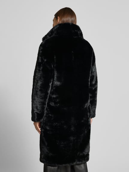 Frauenmodel trägt Regular Fit Webpelzmäntel mit Umlegekragen Modell 'CETEDIA' von BOSS, unifarben, Kunstfell, Ganzkörperansicht Rückansicht.