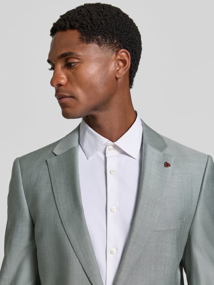 Mannelijk model draagt Slim Fit pak uit scheerwolmix met viscose van ROY ROBSON in lichtgroen, gladde textuur, Nahaufnahme Oberkörper. Context: Heren pak van ROY ROBSON, elastische scheerwolmix met viscose, slim fit, reverskraag, borst- en klepzakken, 2-knoopsluiting, broek met haakjes- en ritssluiting, persplooien, steek- en achterzakken, bandwijdte maat 50: 45 cm, ruglengte maat 50: 73 cm, schouderbreedte maat 50: 40 cm, mouwlengte maat 50: 63 cm, binnenbeenlengte maat 50: 85 cm.