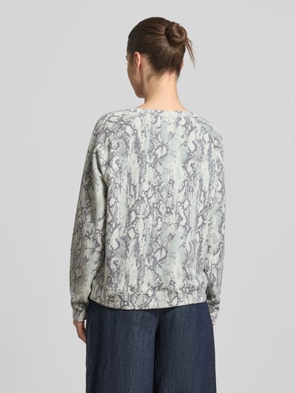 Frauenmodel trägt Comfort Fit Sweatshirt aus Baumwoll-Mix von Tom Tailor Denim mit abstraktem Allover-Muster, Grautöne, Ganzkörperansicht Rückansicht.