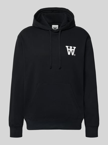 Produktfoto, schwarzer Hoodie mit weißem Logo-Print und Känguru-Tasche aus reiner Baumwolle, lockere Passform, von Wood Wood.