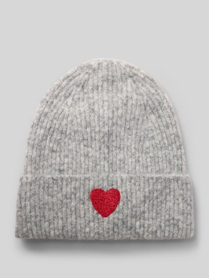Produktfoto, graue Mütze mit Woll-Anteil von Jake*s Casual, rote Herz-Applikation, fein gestrickte Textur, neutraler Hintergrund.