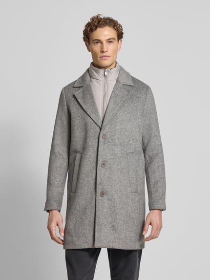 Mannelijk model draagt Mantel met Stehkragen Modell 'BLASTANFORD' van Jack & Jones Premium, grijs, knopen, zakken, los model, Ganzkörperansicht von vorne.