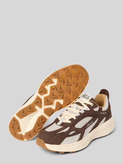 Produktfoto, Sneaker mit Kontrastbesatz von The Mercer in Braun und Weiß, strukturierte Sohle, Label-Print, abgerundete Form, Schnürverschluss, Kontext: Herren Sneaker, Absatzhöhe 5 cm, Schafthöhe 8 cm, Schaftweite 11 cm, strukturierte Oberfläche