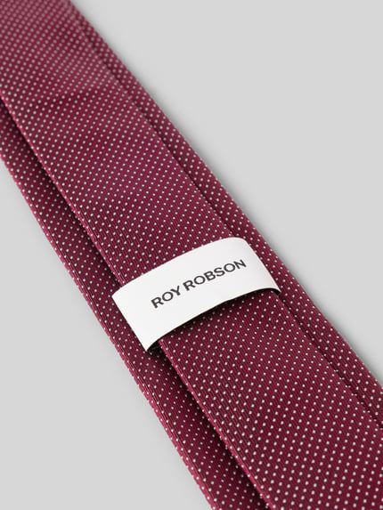 Produktfoto, Seidenkrawatte aus reiner Seide (6 cm) von ROY ROBSON in Bordeaux mit feinem Struktur-Muster, Label-Detail innen, klassische Passform