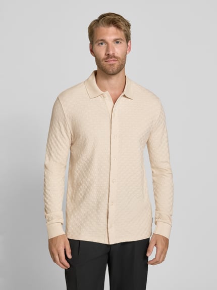 Männermodel trägt Regular Fit Freizeithemd mit Kentkragen von Paul Smith aus reiner Baumwolle in Beige, Ganzkörperansicht von vorne