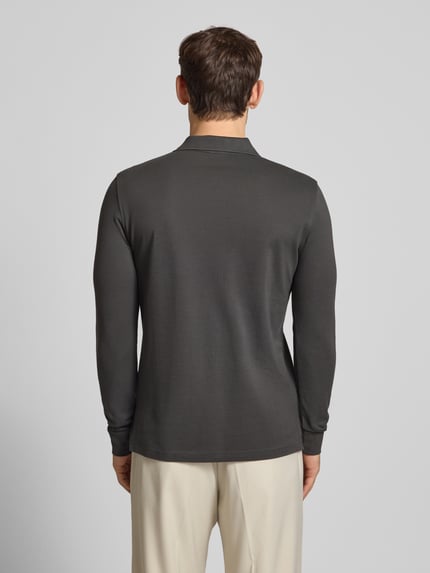 Männermodel draagt Poloshirt met Label-Stitching Modell 'PAXTON' van Christian Berg Men, donkergrijs, katoen, slanke pasvorm, rugaanzicht.