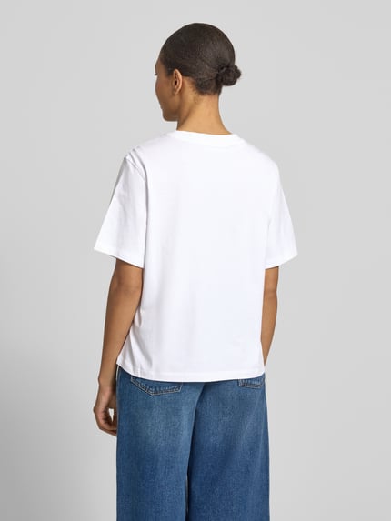 Frauenmodel trägt Regular Fit T-Shirt aus reiner Baumwolle Modell 'MACY' von Selected Femme, Optik: Unifarben, Jersey Struktur, Ganzkörperansicht Rückansicht.