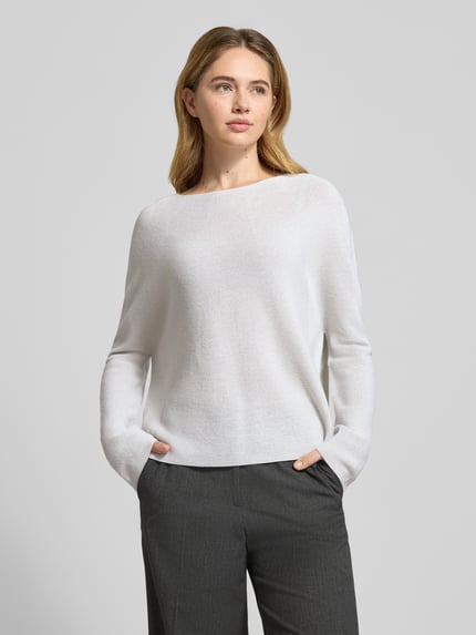 Frauenmodel trägt schimmernden Strickpullover aus Woll-Mix von Rich & Royal, Regular-Fit, Rundhalsausschnitt, Grau, Ganzkörperansicht von vorne.