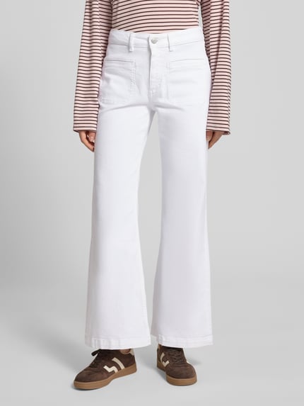 Kobiece model nosi Bootcut Jeans aus Baumwoll-Mix Modell 'CAYA' od Marc O'Polo, efekt: jednolity kolor, krój: rozkloszowany krój, wysoki stan, zapięcie na guzik z ukrytą listwą guzikową, nakładane kieszenie, materiał: mieszanka bawełny, całkowity widok z przodu.
