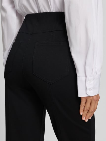 Frauenmodel trägt schwarze Straight Fit Culotte aus Viskose-Mix Modell 'Igor' von Stehmann, Detailaufnahme von hinten, Damen Culotte