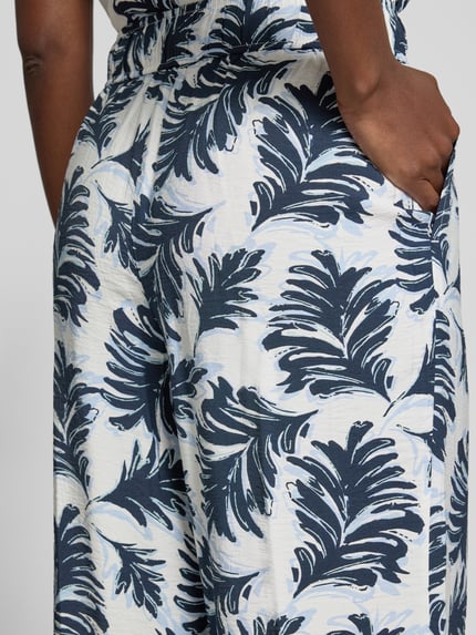 Vrouwenmodel draagt Regular Fit Culotte uit viscosemix van Tom Tailor met all-over motief, steekzakken, effen kleuren, popeline materiaalverwerking, tunnelkoord, elastische boord, detailopname heup.