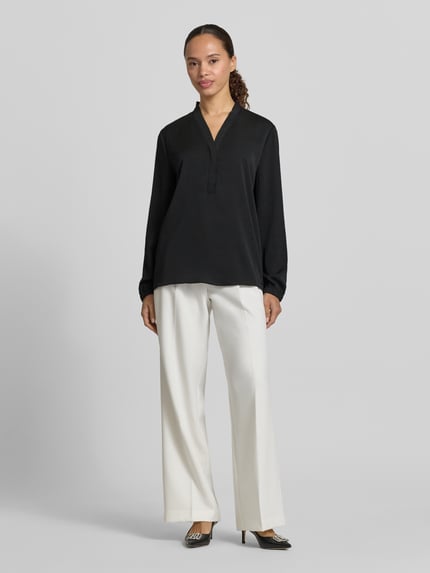 Vrouwenmodel draagt dames loose fit blouse met V-hals en labeldetail van Marc Cain, zwart, elastische mouwboordjes, vooraanzicht全身