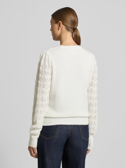Vrouwenmodel draagt Regular Fit Strickpullover mit Ajour-Strick Ärmeln van Tom Tailor Denim, effen gebreide look, lange mouwen, geribde boorden, ronde hals, detailopname rugaanzicht.