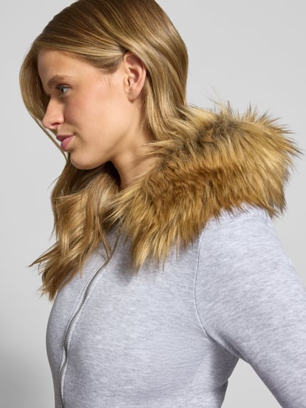 Vrouwenmodel draagt grijze sweatjack met imitatiebont, Katoenmix, slim fit, ritssluiting, kangoeroezak, Sweatjacke met Kunstfell en Känguru-Tasche van REVIEW, detailopname zijkant