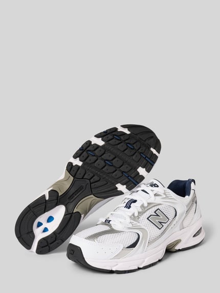 Produktfoto, Sneaker mit Label-Detail Modell 'MR530SG' von New Balance in Weiß mit abgerundeter Form, Schnürung, strukturierte Sohle, Absatzhöhe 5 cm, Schafthöhe 6 cm, Schaftweite 7 cm.