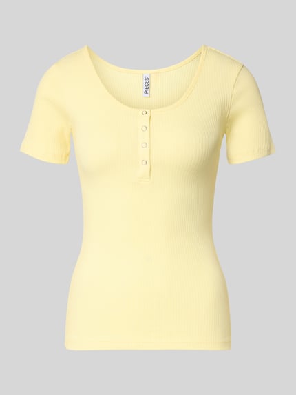 Produktfoto, Slim Fit T-Shirt aus Bio-Baumwoll-Mix Modell 'KITTE' von Pieces in Hellgelb, unifarben, kurzarm, Rippstruktur, U-Boot-Ausschnitt, Henley-Stil