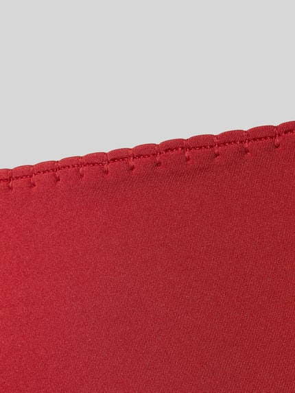 Produktfoto, Bikinihose mit seitlicher Schnürung von WATERCULT aus Material-Mix mit Stretch-Anteil, körpernahe Passform, elastischer Bund, strukturierte rote Oberfläche