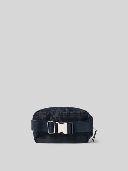 Productfoto, heuptasje met logo-applicatie van Kenzo, zwarte kleur, hoofdvak met ritssluiting rondom, verstelbare schouderband met kliksluiting, ritsvak en labelpatch binnenin, breedte 22 cm, lengte 14 cm, diepte 7 cm.
